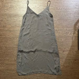 Sleeveless gray/green dress